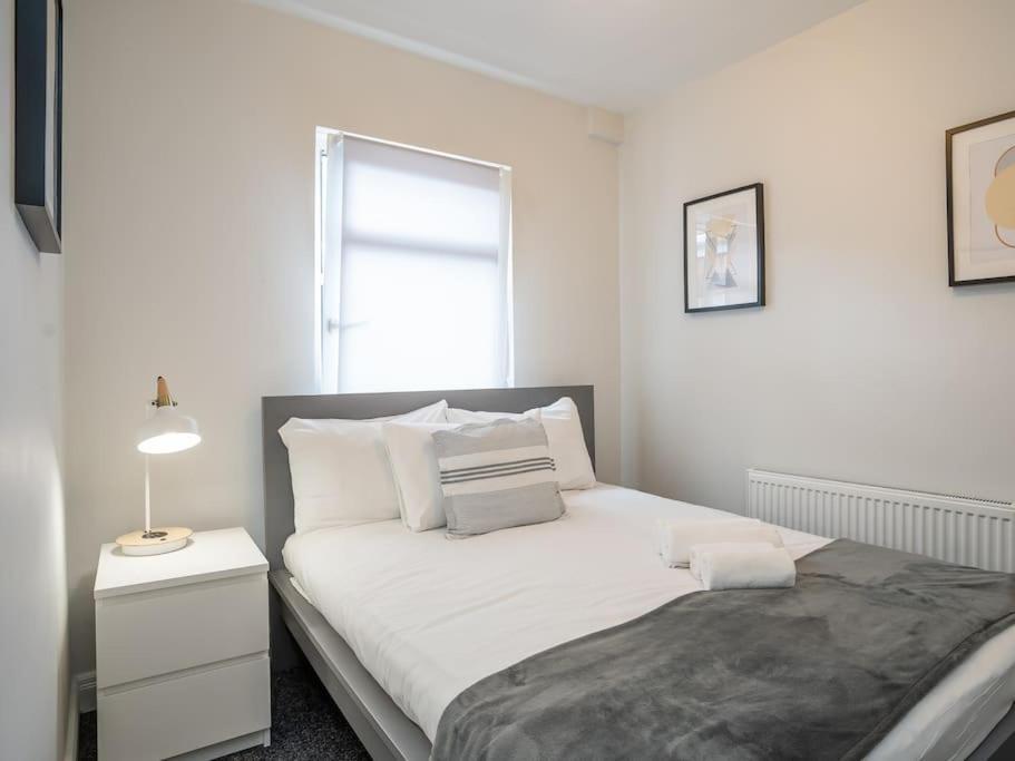Cozy Townhouse, Walking Distance To Belfast City Exterior photo
